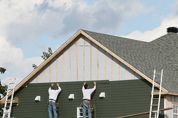 Professional Siding Contractor technician working in Glendale Heights, IL